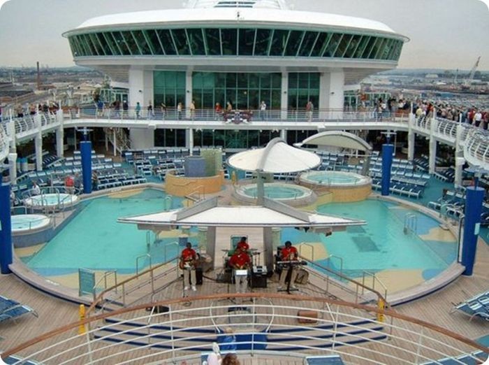 Hồ bơi cao cấp kết hợp với phòng tắm được thiết kế trên du thuyền- Du thuyền Adventure of the Seas 