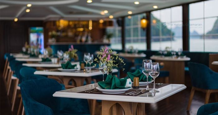 Bữa trưa tại nhà hàng sang trọng trên du thuyền Catamaran.