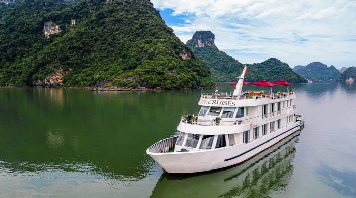 Từ du thuyền, du khách có thể ngắm cảnh sông nước thơ mộng - du thuyền Era Cruises