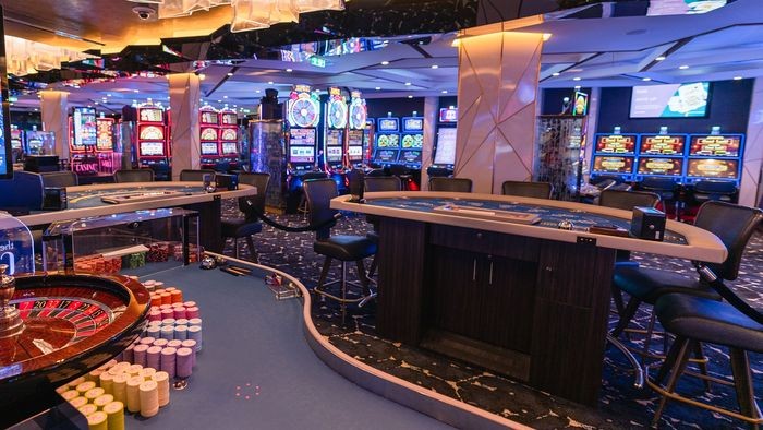 Casino là nơi mang đến những giây phút giải trí rất mới mẻ với mọi du khách. - Du thuyền Celebrity Millennium