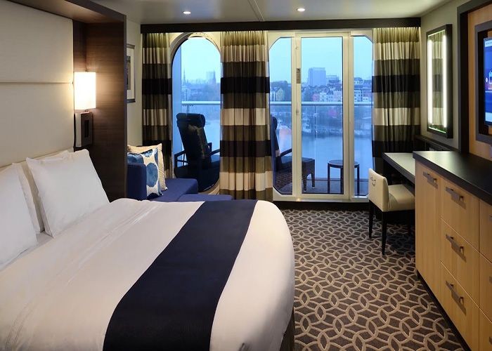 Căn phòng nghỉ ngơi được trang bị nội thất hiện đại, đồ dùng công nghệ đầy đủ, view hướng biển -Du thuyền Splendour of the Seas