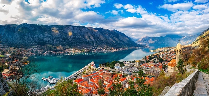 Thành phố biển Montenegro - Du thuyền Rhapsody of the Seas
