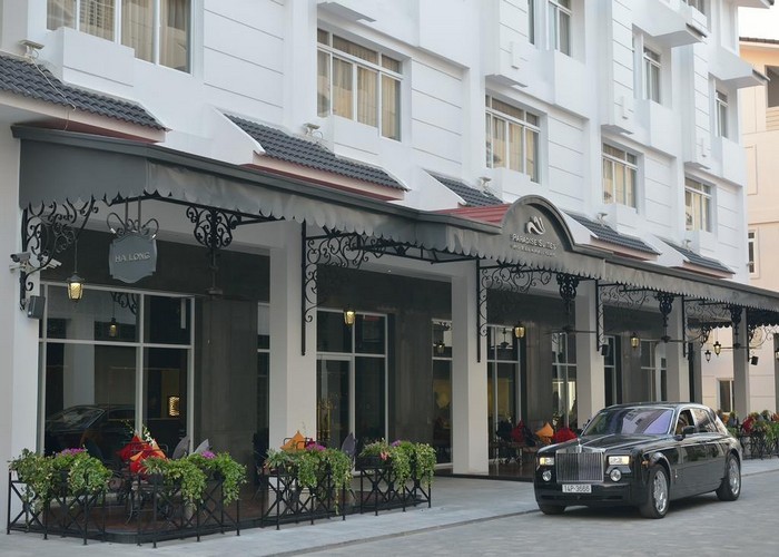 Bên ngoài khách sạn