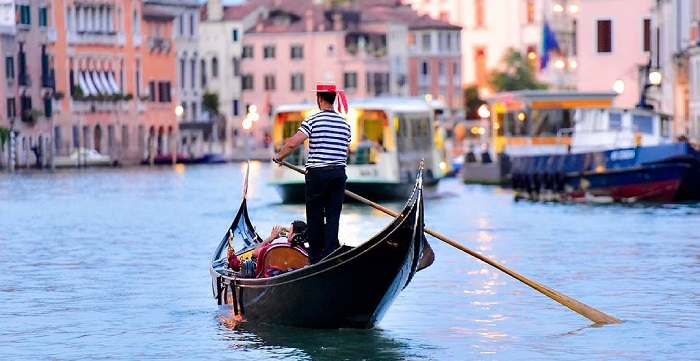 Ngồi thuyền Gondola