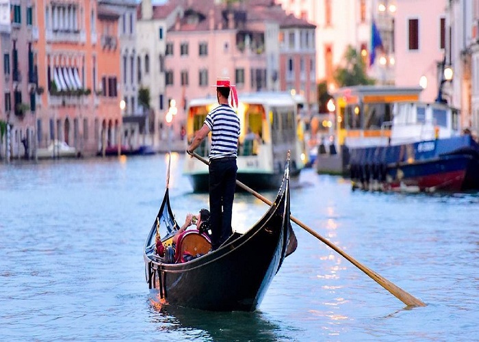 Ngồi thuyền Gondola