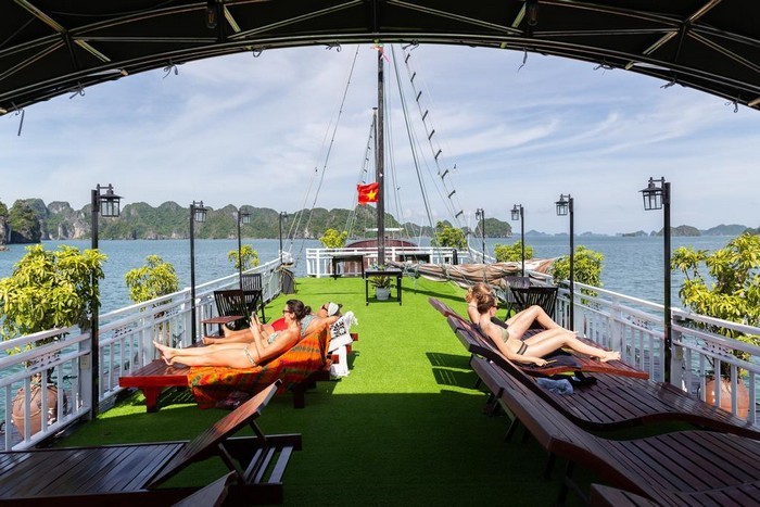 swan_cruise_sundeck