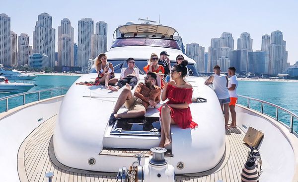 Đến bến du thuyền ở Dubai để tránh nóng và khám phá là điều rất thú vị.