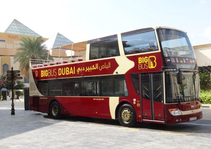 Di chuyển ở Dubai bằng bus giá rẻ.