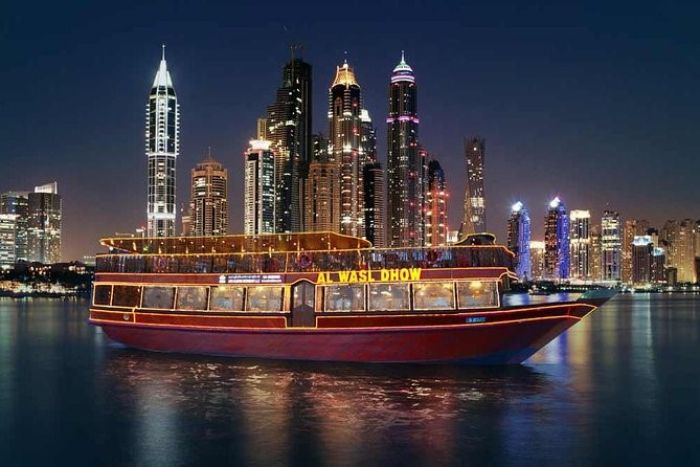 Di chuyển ở Dubai bằng thuyền Dhow và thưởng thức bữa tối ngay trên thuyền