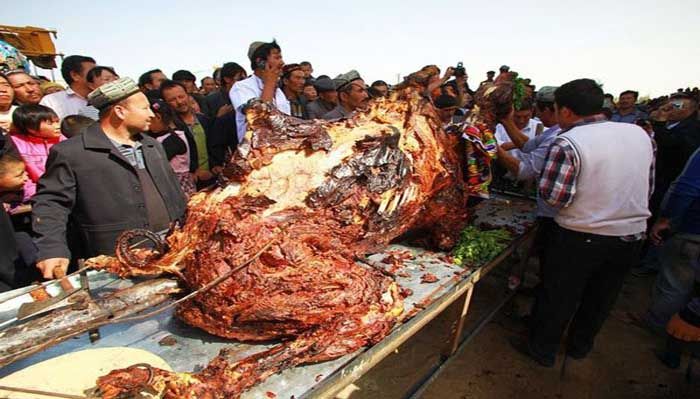 Thưởng thức món lạc đà nhồi thịt độc lạ có một không hai tại Dubai.