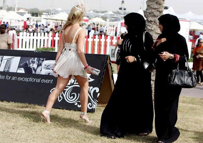 Văn hóa Dubai cấm nữ giới mặc trang phục quá ngắn, kể cả du khách