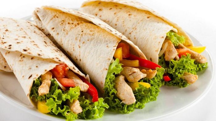 Bạn sẽ khó có thể thể quên được hương vị đặc trưng của món Shawarma hấp dẫn. 