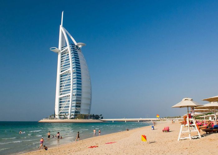 Bãi biển Dubai kèm với những tòa kiến trúc tráng lệ, nguy nga lấp lánh ánh đèn