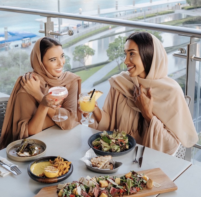 Ăn uống ở nhà hàng, du lịch Dubai nên mặc gì?