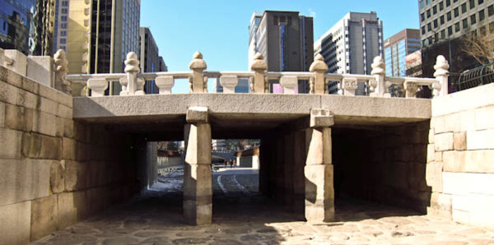 Suối Cheonggyecheon - Cầu Gwangtonggyo được làm bằng đá.