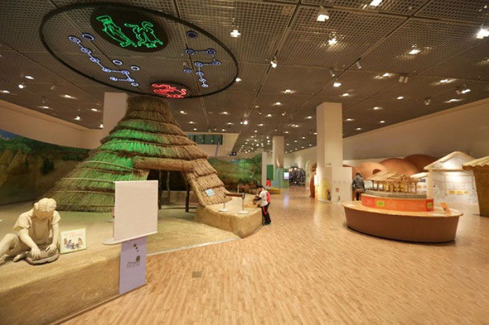 Bảo tàng Quốc gia Hàn Quốc - Khu vực tầng 2 trưng bày các tác phẩm nghệ thuật.