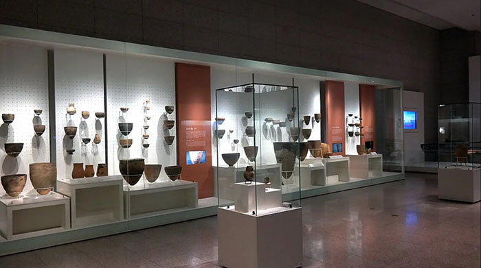 Bảo tàng Quốc gia Hàn Quốc - Khu trức bày đồ gốm và điêu khắc.