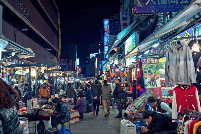 Chợ đêm Seoul - Và càng nhộn nhịp hơn vào ban đêm với nhiều gian hàng quần áo