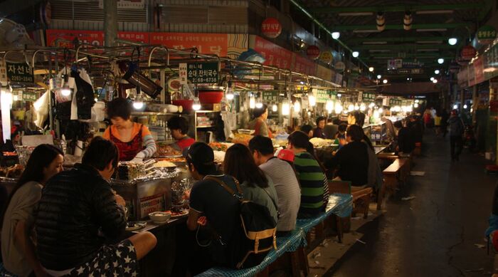 Chợ đêm Seoul - Du khách yêu thích những món ăn đường phố tại chợ đêm Gwangjang.