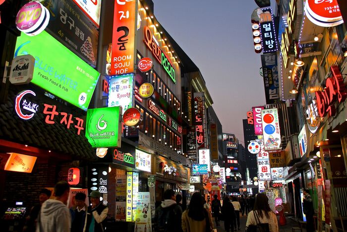 Chợ đêm Seoul - Chợ đêm Myeongdong nổi tiếng với nhiều hoạt động sầm uất. 