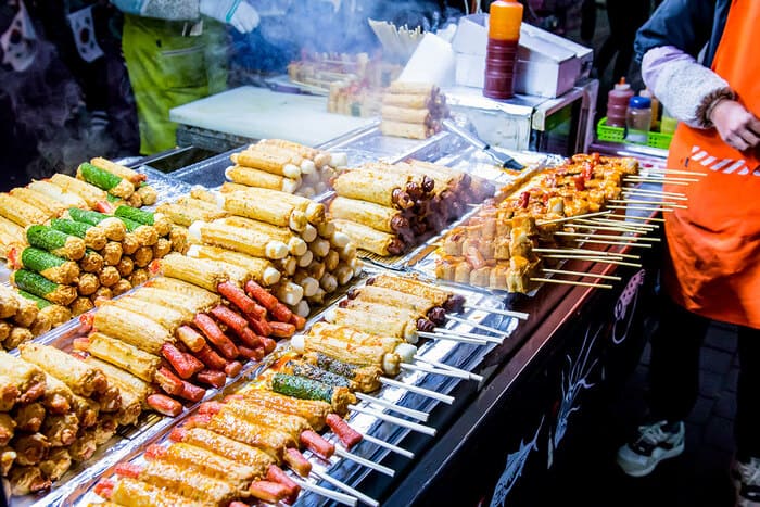 Chợ đêm Seoul - Một gian hàng ăn vặt ngon, bổ, rẻ tại Hàn Quốc. 