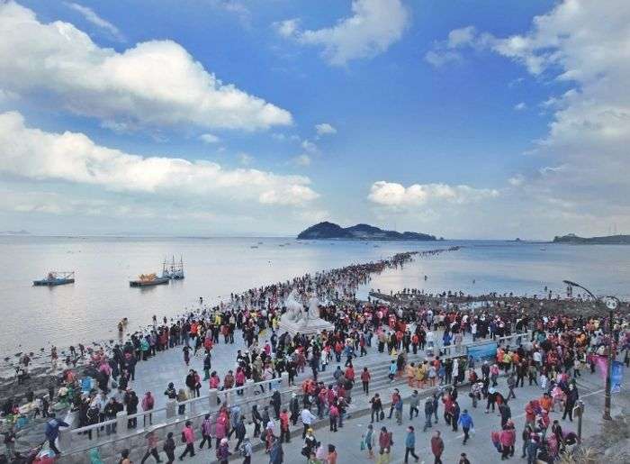 Du lịch hàn quốc mùa xuân - Lễ hội Jindo Miracle Sea Road là đặc trưng của xứ sở Kim Chi.