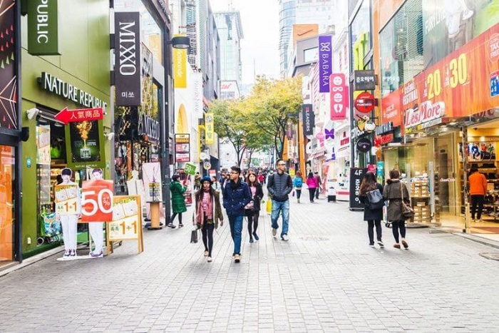 Kinh nghiệm du lịch Hàn Quốc tháng 12 - Những khu mua sẵm sầm uất người qua lại.