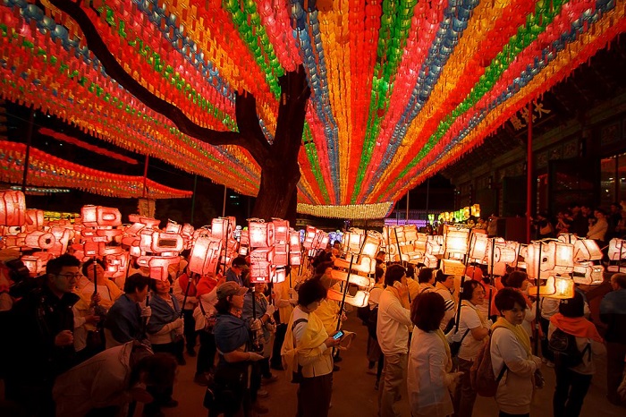 Mặc gì khi du lịch Hàn Quốc tháng 5 trong lễ hội đèn lồng hoa sen