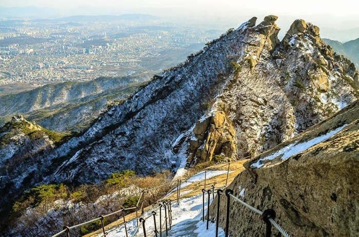 Núi Bukhansan - Mùa đông thời tiết trên núi rất lạnh, dễ gây sốc nhiệt khi vận động.