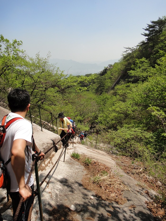 Núi Bukhansan - Dây thừng được neo sẵn ở những con dốc cao.