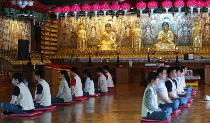 Núi Bukhansan - Các phật tử đang tham gia các khoa truyền bá Phật giáo
