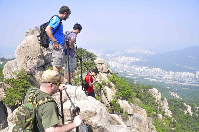 Núi Bukhansan -Các du khách nước ngoài thích thú khi leo núi Bukhansan.