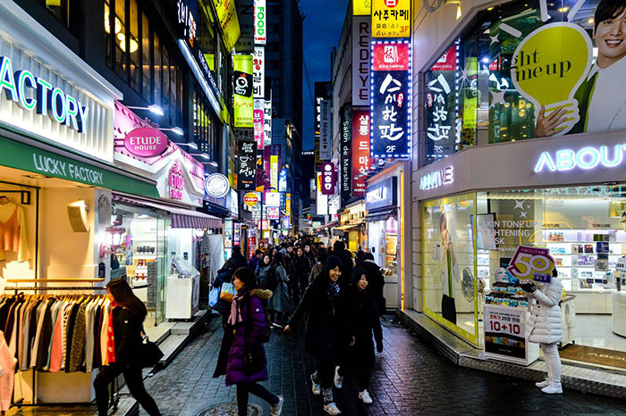Phố ẩm thực Hàn Quốc - Ngoài quán ăn, Dongdaemun còn có nhiều cửa hàng thời trang, mỹ phẩm