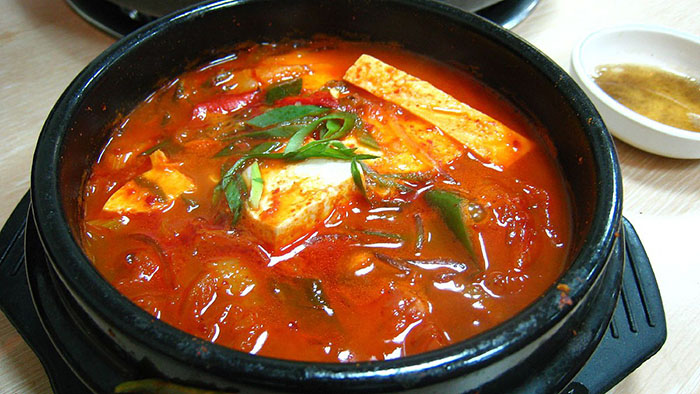 Phố ẩm thực Hàn Quốc - Món canh đậu phụ hầm kimchi ngon nhất tại Chodang