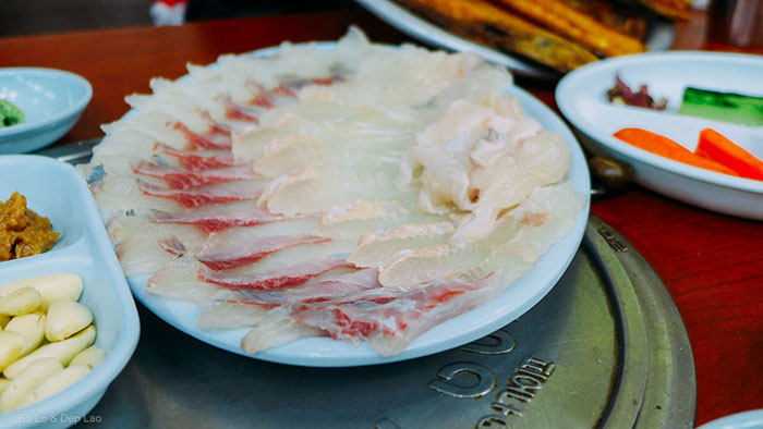 Phố ẩm thực Hàn Quốc - Đĩa gỏi cá tươi ngon tại Millak-dong