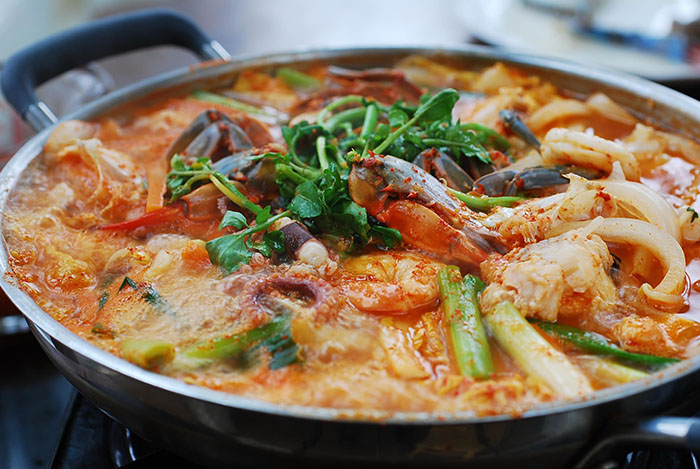Phố ẩm thực Hàn Quốc - Bạn có thể gọi canh hải sản tại các nhà hàng ở Millak-dong để ăn kèm với gỏi cá.
