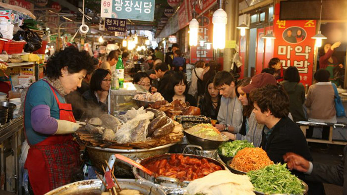 Phố ẩm thực Hàn Quốc - Những xe quầy hàng bán bánh gạo tại Sindang-dong.