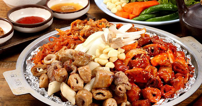 Phố ẩm thực Hàn Quốc - Món lòng bò hấp ở Gopchang không đâu có hương vị sánh bằn
