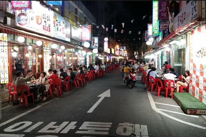 Phố ẩm thực Hàn Quốc - Con phố Gopchang đông đúc vào buổi tối. 