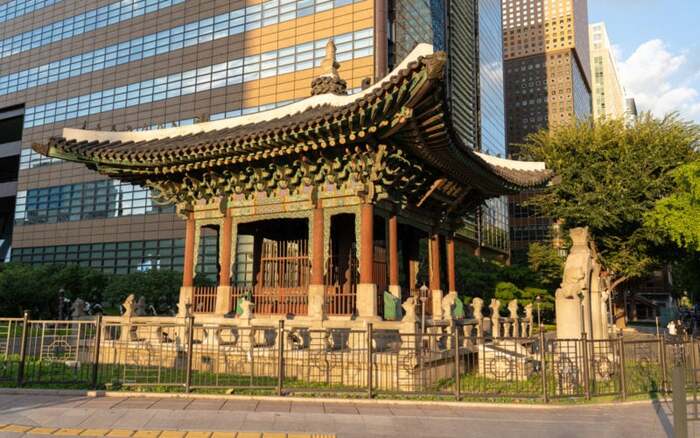 Quảng trường Gwanghwamun - Tượng đài kỷ niệm 40 năm ngày đăng quang vua Gojong