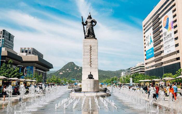 Quảng trường Gwanghwamun - Tượng thần tướng có công lao to lớn trong lịch sử Hàn Quốc Yi Sun Shin. 