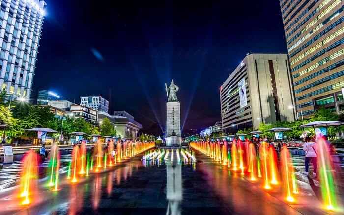 Quảng trường Gwanghwamun - Hệ thống đèn LED chiếu sáng tạo nên bức tranh rực rỡ lung linh về đêm ở quảng trường.