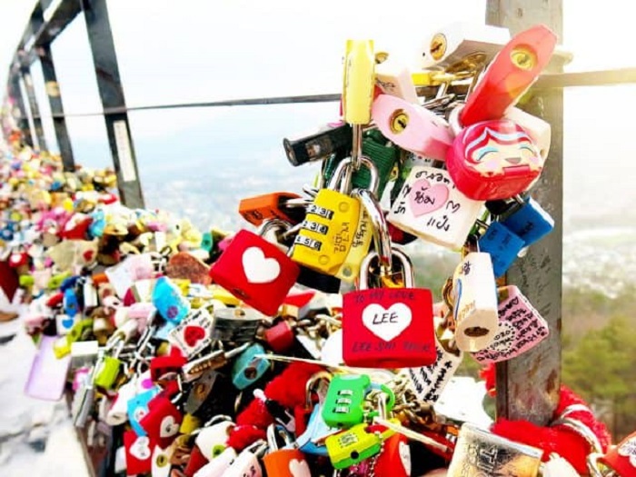Tháp Namsan Seoul - Hàng rào khóa tình yêu tượng trưng cho sự mãi mãi bên nhau.