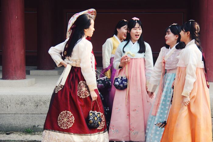 Trang phục du lịch Hàn Quốc mùa hè - Khách du lịch thường lựa chọn trải nghiệm mặc Hanbok truyền thống khi tới Hàn Quốc