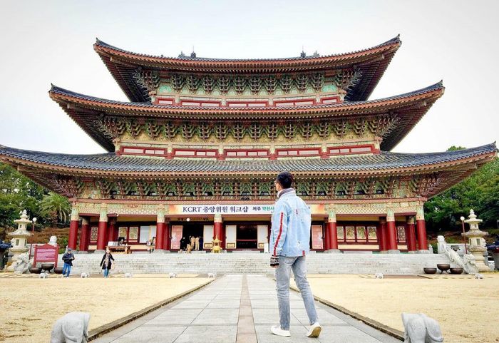 Kiến trúc chùa Yakcheonsa khiến nhiều du khách không khỏi ấn tượng khi chiêm ngưỡng. 