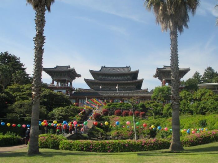 Diện tích chùa Yakcheonsa rất rộng lớn với nhiều cây cảnh và vườn cây ăn trái.