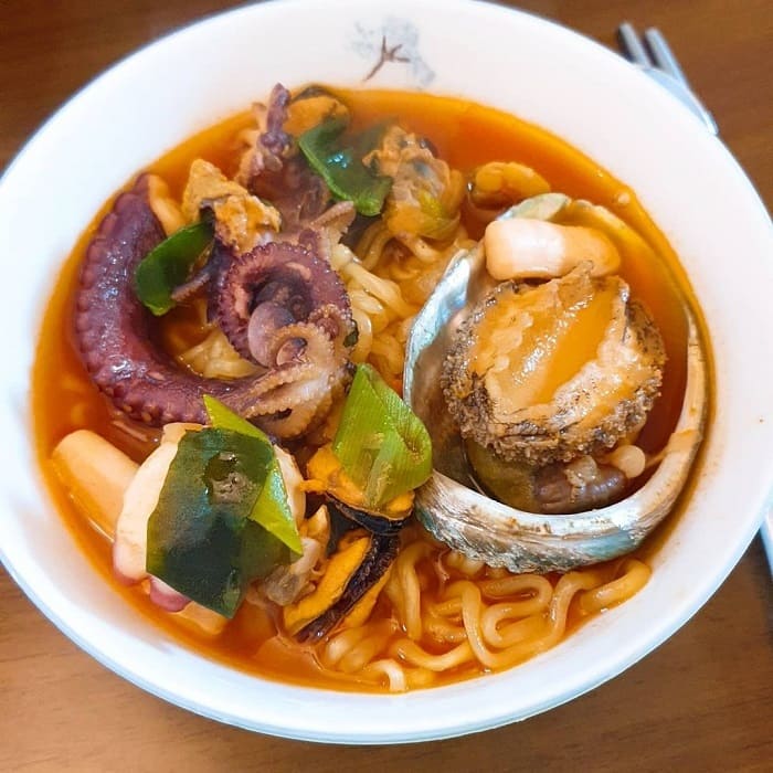 Ăn gì ở Jeju - Mì bạch tuộc hấp dẫn được nấu kỹ lưỡng