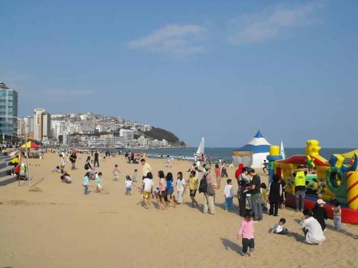 Lễ hội Cát Haeundae -Biển xanh nắng vàng cát trắng là những điểm thu hút du khách kéo đến đây nghỉ hè