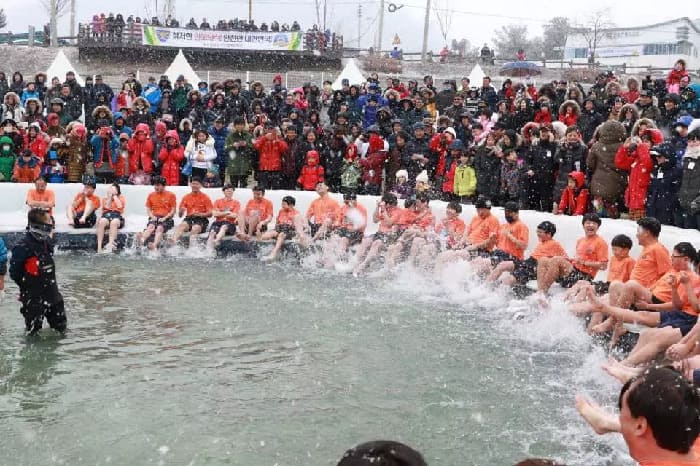 Lễ hội câu cá hồi trên băng - Người dân thích thú với bắt cá tay trần