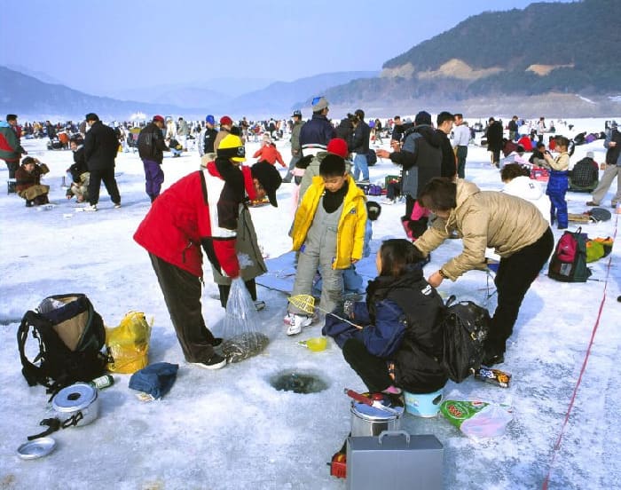 Lễ hội câu cá hồi trên băng - Câu cá trên băng đặc sắc